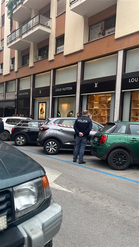 rapina louis vuitton palermo|Furto da Vuitton in via Libertà: spaccata la vetrina e rubate borse .